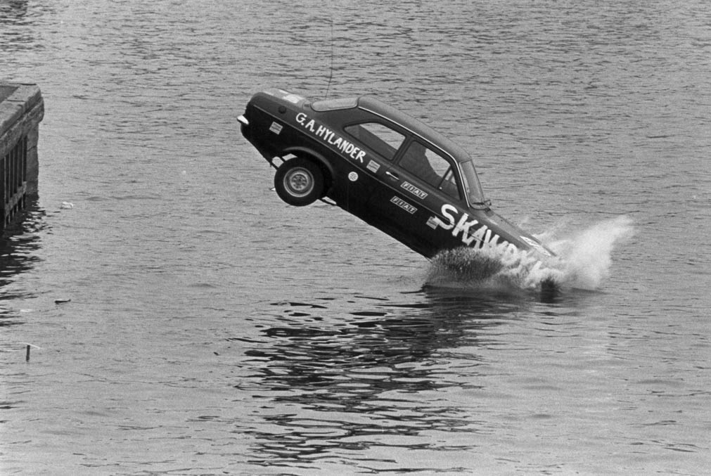 John Andersen kører bil i vandet